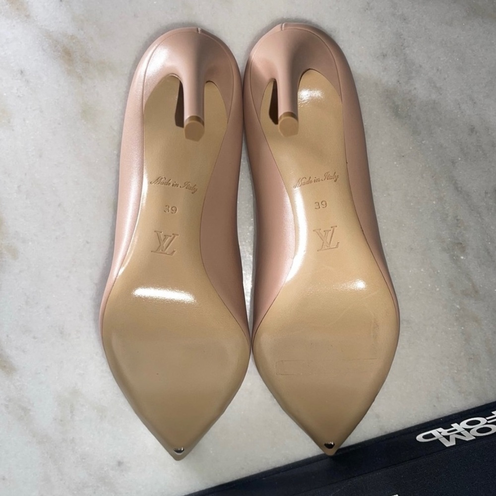 New Louis Vuitton Merry Go Round Metal Cap Pump in Nude - Picture 16 of 17